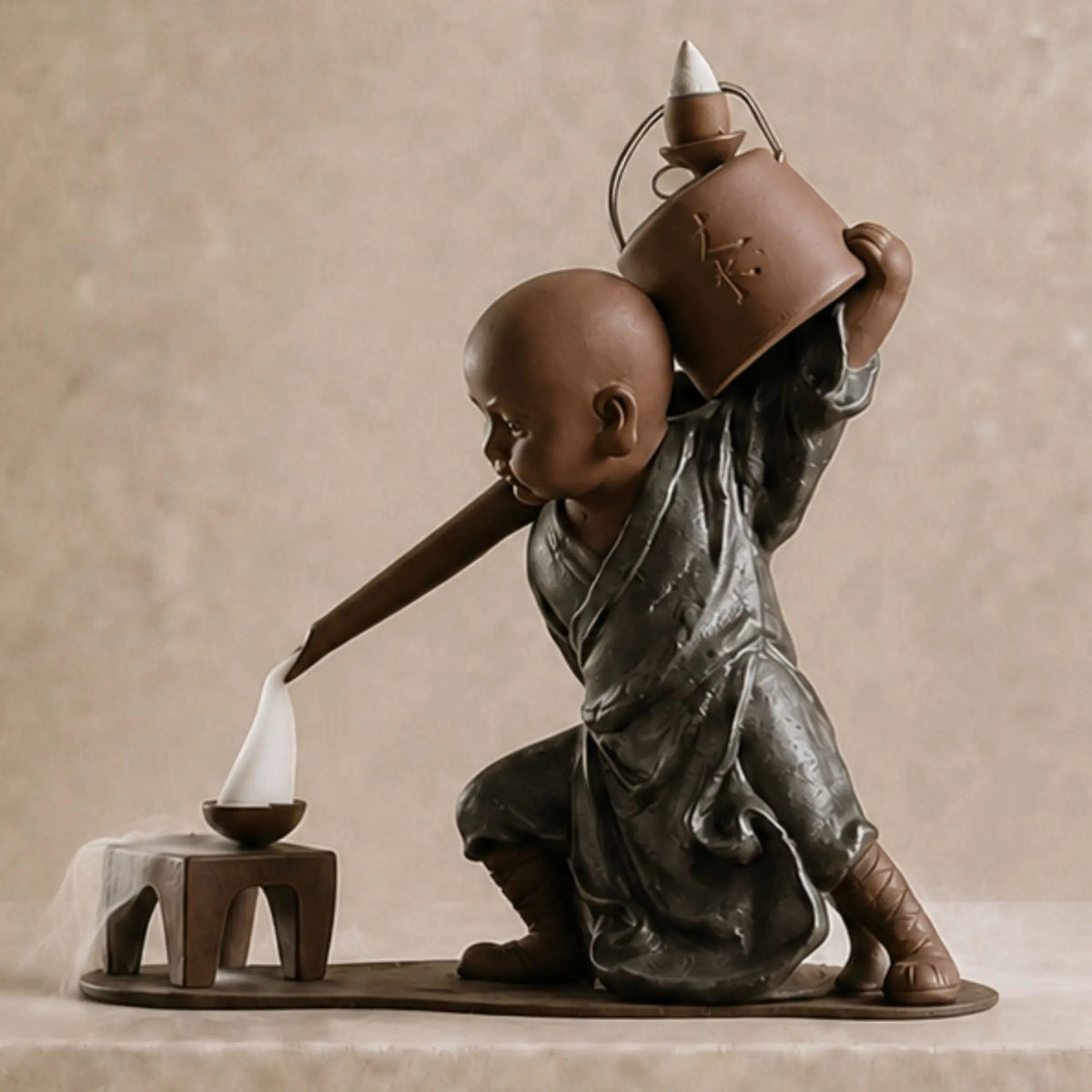 K06  Porte-encens moine Shaolin K06 en céramique versant une cascade de fumée dans un réceptacle