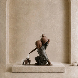 K06  Porte-encens moine Shaolin K06 en céramique versant une cascade de fumée dans un réceptacle