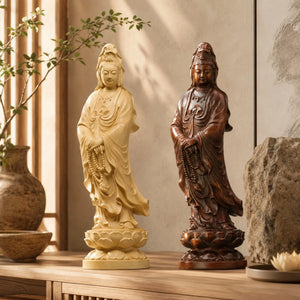 Statues Guanyin debout en bois de buis clair et foncé dans une décoration aux tons naturels