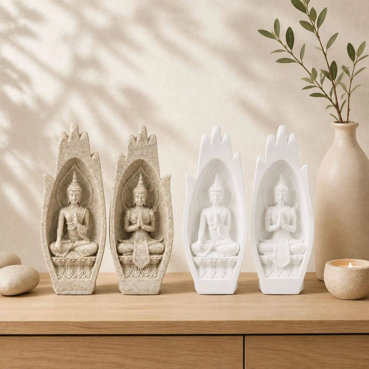 Paires de mains de Bouddha blanches et sable effet grès présentées dans une décoration intérieure zen