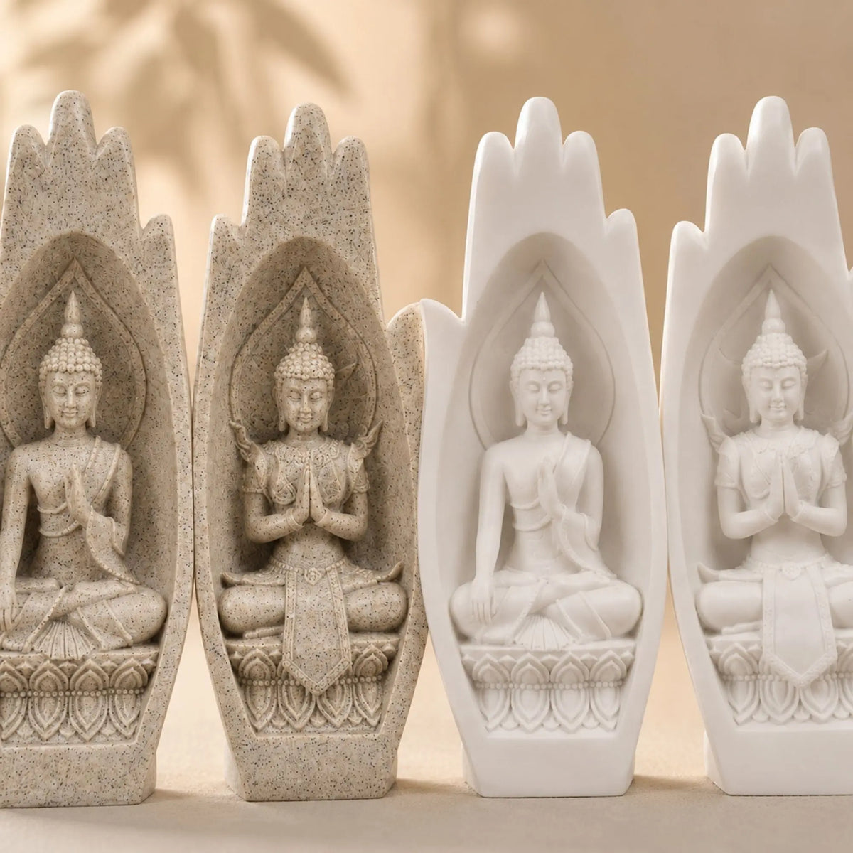 Gros plan sur les deux figures de Bouddha sculptées dans les mains décoratives en résine