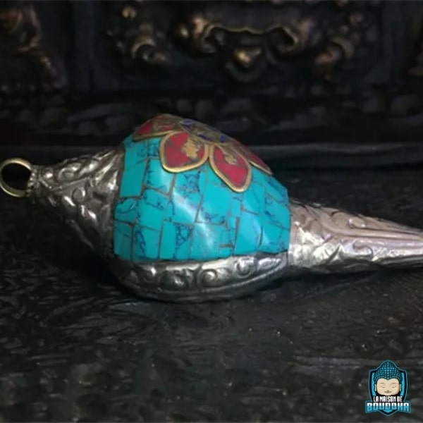 Pendentif-Conque-Tibetaine-Turquoise-et-Argent-Amulette-spirituelle-artisanale-decore-motifs-floraux-et-amulette-bouddhiste-tibetaine-La-Maison-de-Bouddha