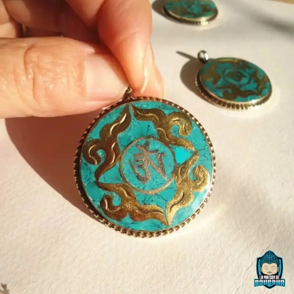 Pendentif-Om-Tibetain-Turquoise-et-Or-en-alliage-de-cuivre-et-laiton-poudre-de-pierre-turquoise-origine-du-Népal-bijou-porte-bonheur-La-Maison-de-Bouddha