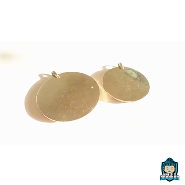 Pendentif-Om-Tibetain-Turquoise-et-Or-en-alliage-de-cuivre-et-laiton-poudre-de-pierre-turquoise-origine-du-Népal-dessous-du-bijou-La-Maison-de-Bouddha