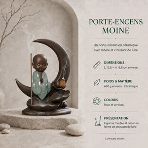 Porte-encens moine bouddhiste en céramique brun et vert kaki sur un croissant de lune, avec bâton et cône d’encens fumants.