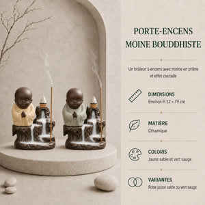 Deux porte-encens moines bouddhistes en céramique, avec robes jaune sable et vert sauge, cônes d’encens fumants et effet cascade.