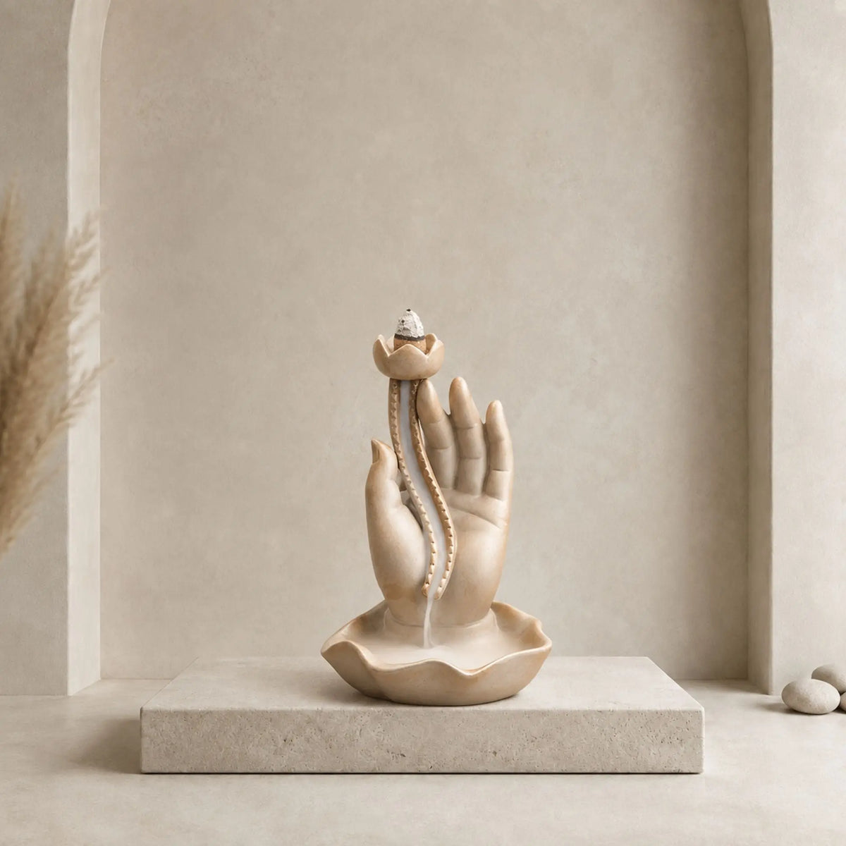Porte-encens Main de Bouddha en céramique marron avec fleur de lotus blanche et cascade de fumée