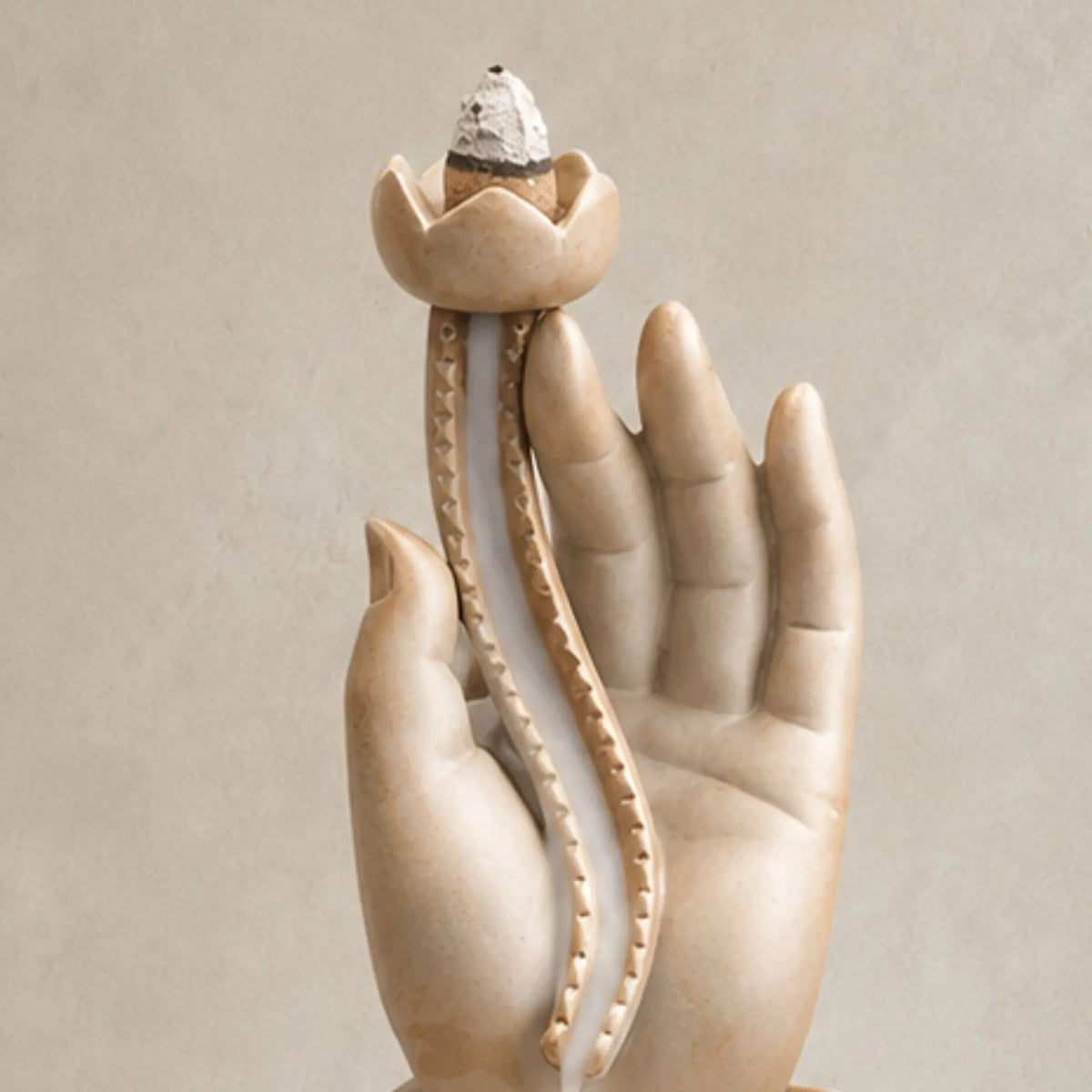 zoom 
Porte-encens Main de Bouddha en céramique marron avec fleur de lotus blanche et cascade de fumée