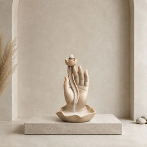 Porte-encens Main de Bouddha en céramique marron avec fleur de lotus blanche et cascade de fumée