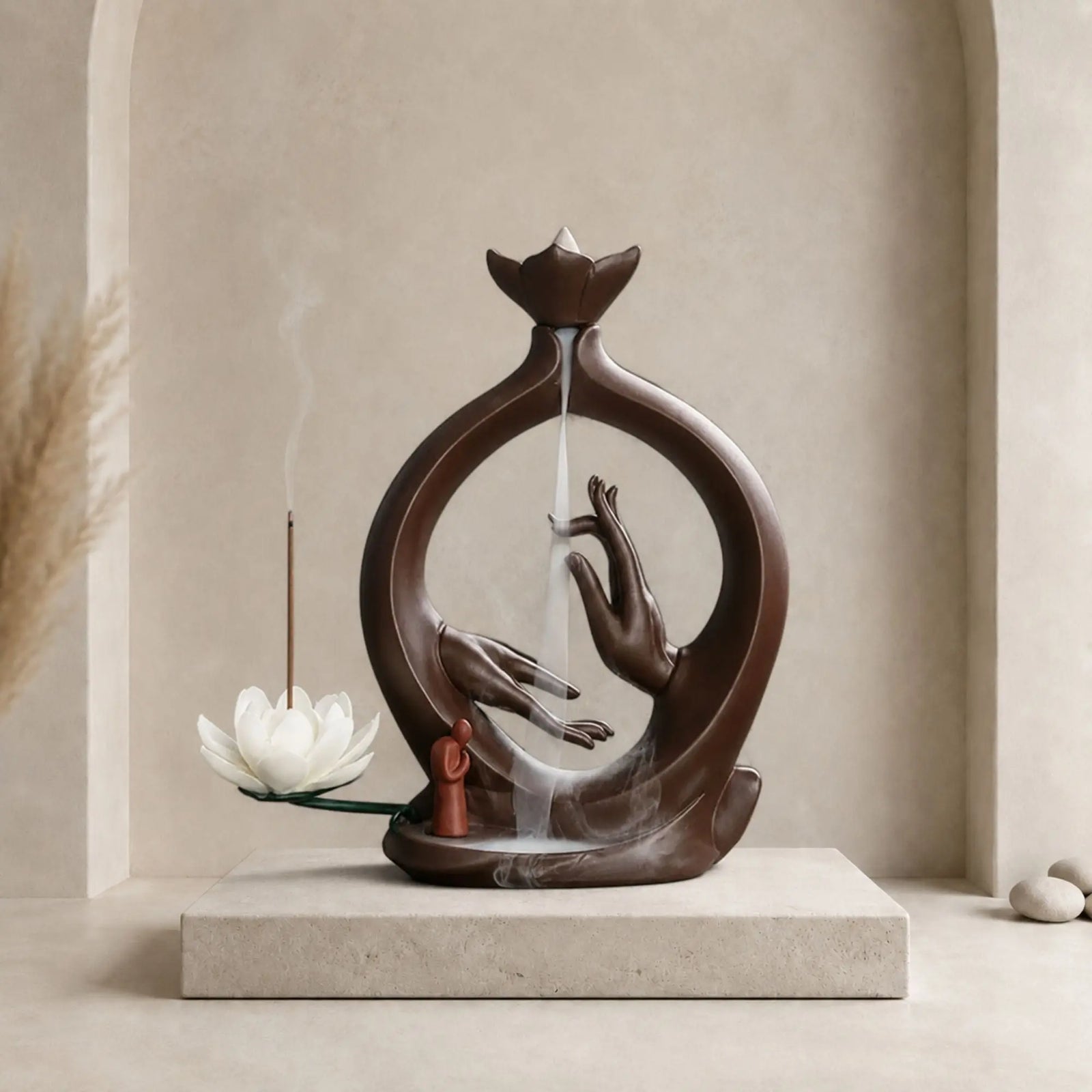Porte-encens Main de Bouddha en céramique marron avec fleur de lotus blanche et cascade de fumée