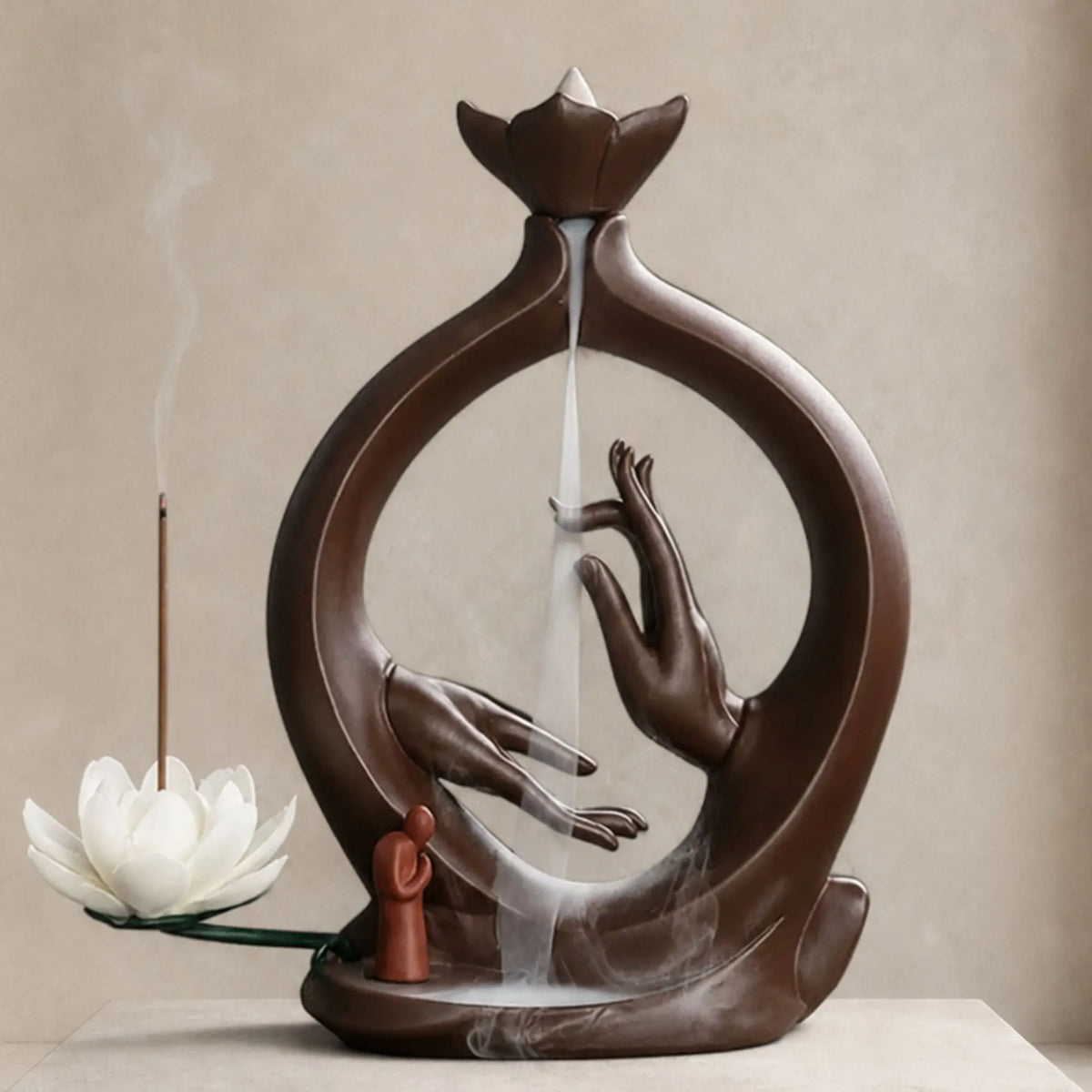 Fontaine-encens Main de Bouddha en céramique marron avec fleur de lotus blanche et cascade de fumée