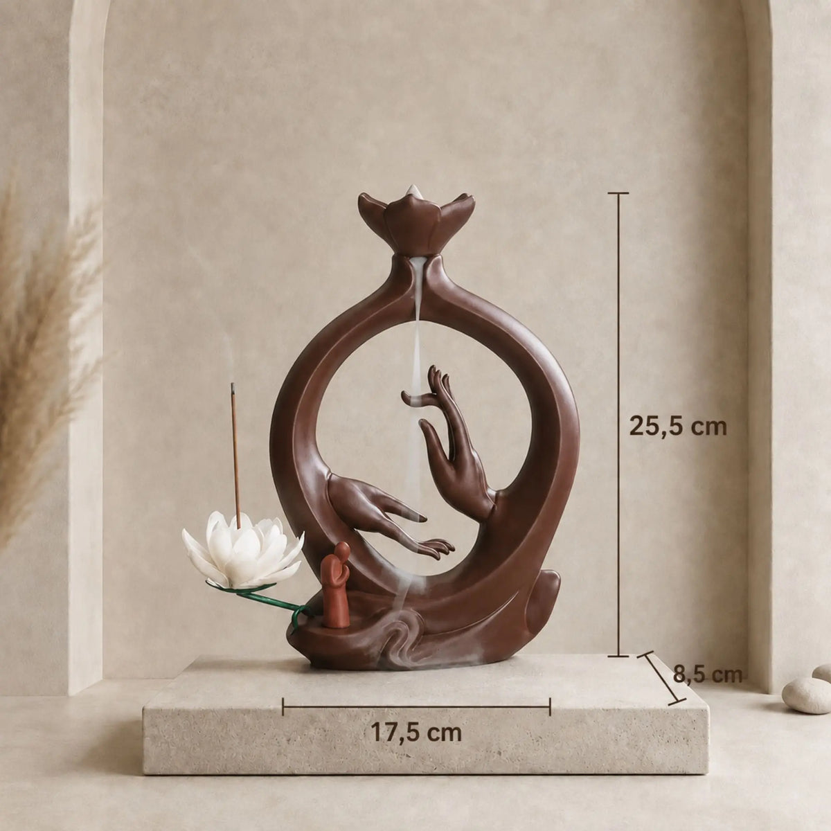 dimension Porte-encens Main de Bouddha en céramique marron avec fleur de lotus blanche et cascade de fumée