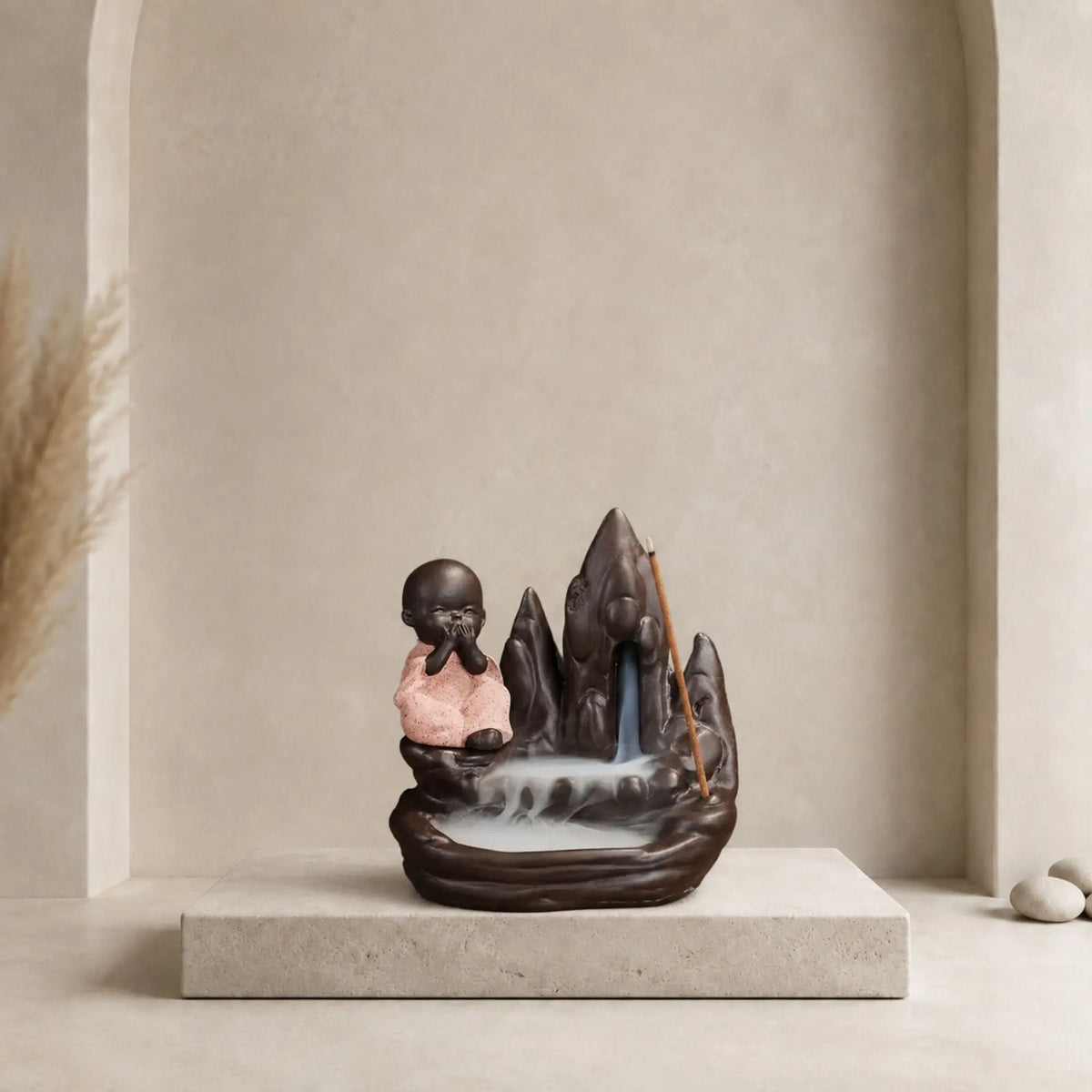 Porte-encens Moine de la Sagesse en céramique avec robe rose et cascade de fumée