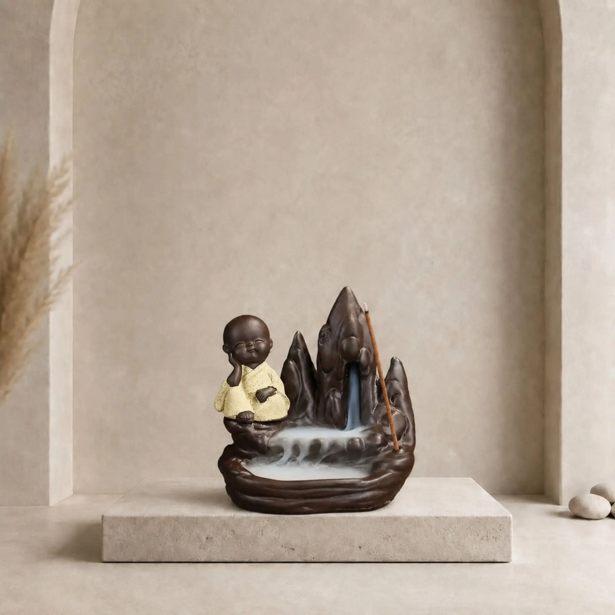 Porte-encens Moine de la Sagesse en céramique avec robe jaune et cascade de fumée