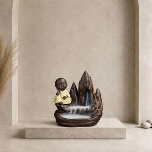 Porte-encens Moine de la Sagesse en céramique avec robe jaune et cascade de fumée
