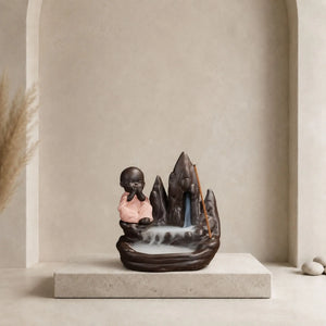 Porte-encens Moine de la Sagesse en céramique avec robe rose et cascade de fumée