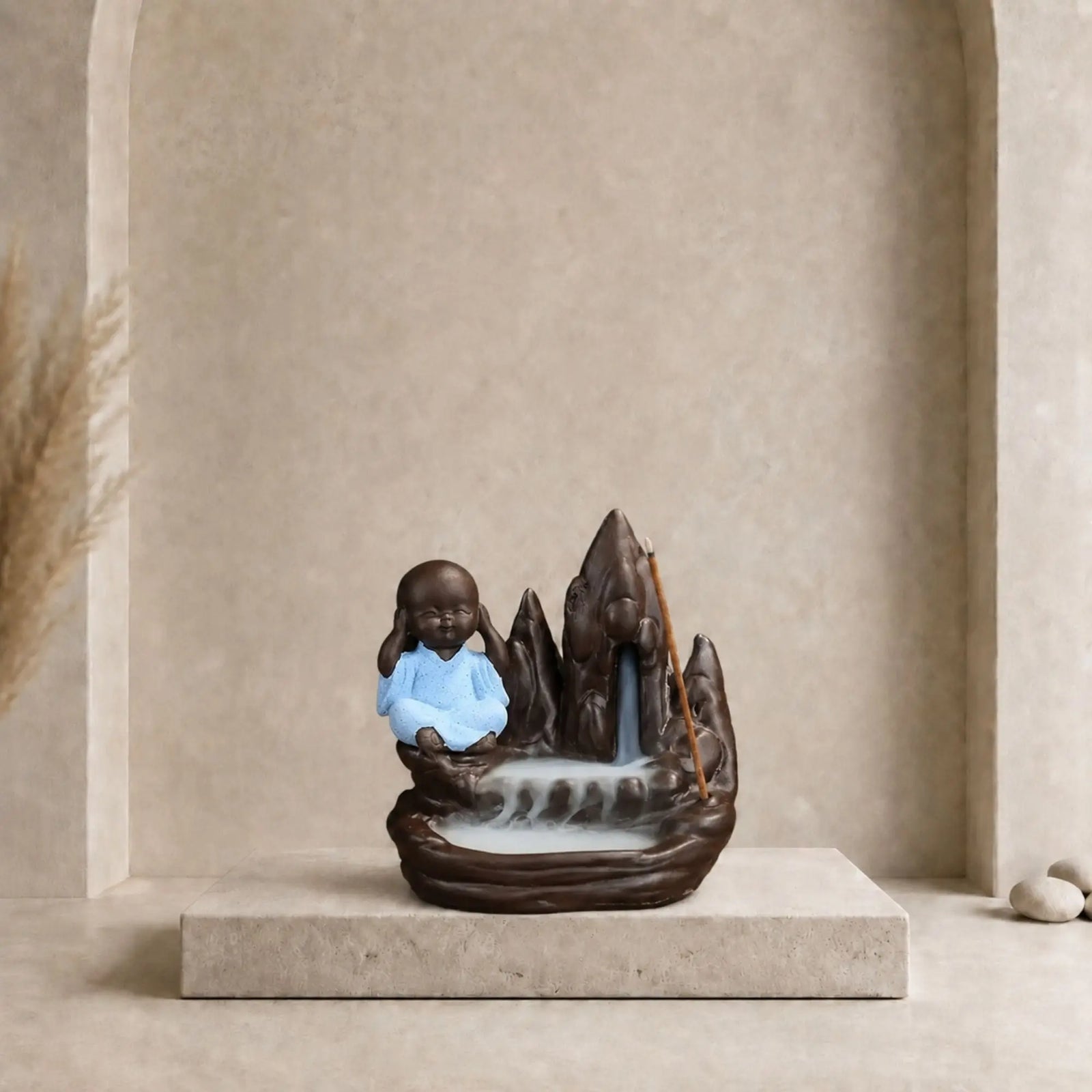 Porte-encens Moine de la Sagesse en céramique avec robe bleue et cascade de fumée