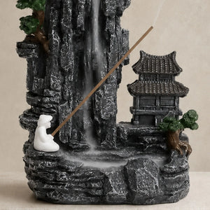 gros plan du bas Porte-encens Temple Bouddhiste en résine avec cascade de fumée. Format 27 cm, coloris gris