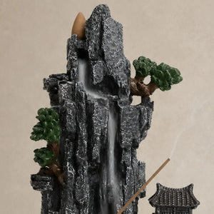 gros plan du haut Porte-encens Temple Bouddhiste en résine avec cascade de fumée. Format 27 cm, coloris gris