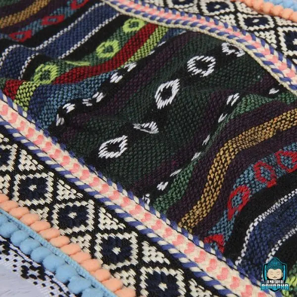 Sac-a-Dos-Ethnique-en-Toile-avec-Cordon-de-Serrage-version-Marine-avec-motifs-aztèques-et-décorations-fantaisistes-broderies-ethniques-La-Maison-de-Bouddha