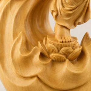 Statue Guanyin Assise en Bois de Cyprès – 15 cm Sculptures et statues La Maison de Bouddha