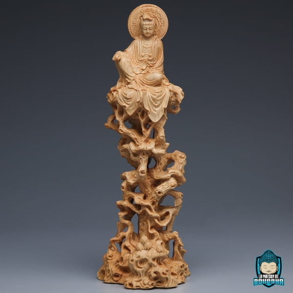 Statue-Guanyin-en-Bois-Massif-Assis-sur-Arbre-de-la-Connaissance-photo-de-face-La-Maison-de-Bouddha