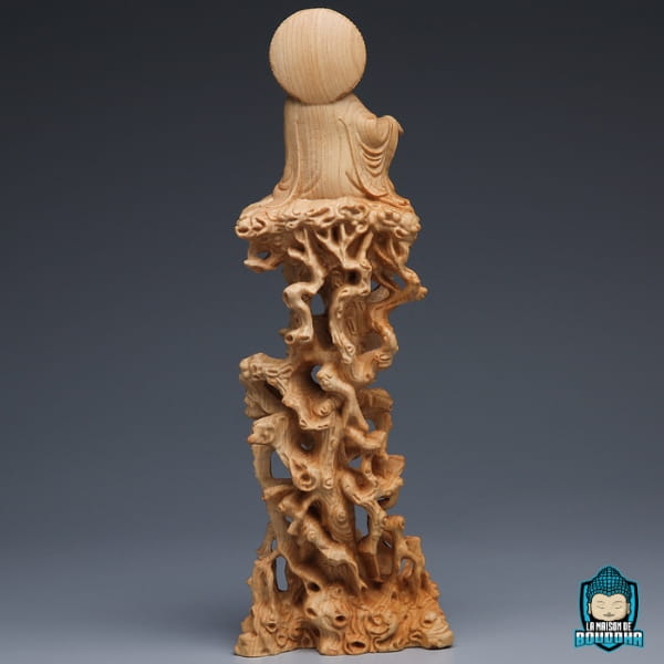Statue-Guanyin-en-Bois-Massif-Assis-sur-Arbre-de-la-Connaissance-photo-de-dos-La-Maison-de-Bouddha