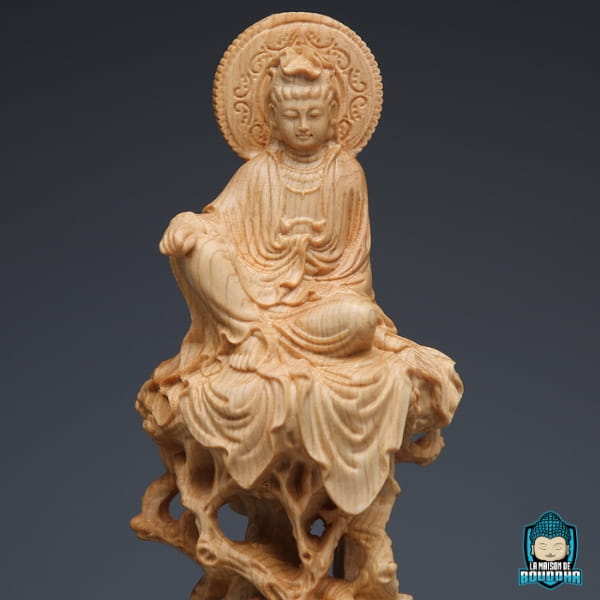 Statue-Guanyin-en-Bois-Massif-Assis-sur-Arbre-de-la-Connaissance-photo-de-près-haut-de-statuette-La-Maison-de-Bouddha