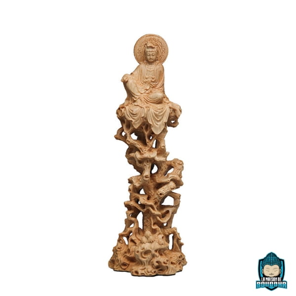Statue-Guanyin-en-Bois-Massif-Assis-sur-Arbre-de-la-Connaissance-photo-de-devant-La-Maison-de-Bouddha