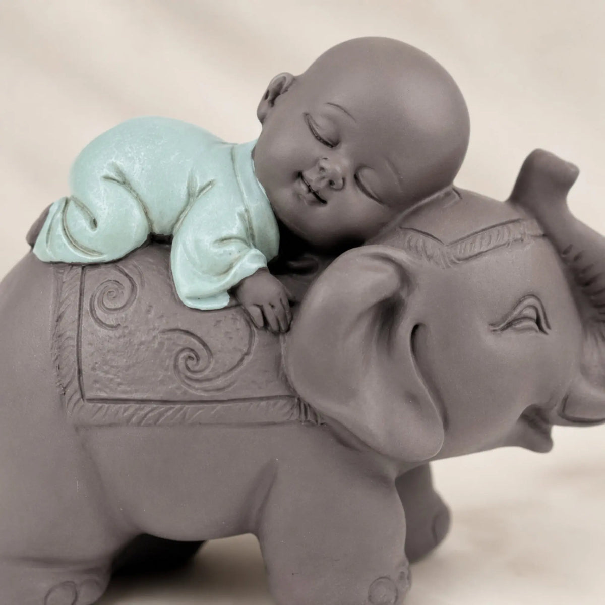 Statue Moine Bouddhiste Endormi sur Éléphant – 9,5 cm statue bouddhiste en résine La Maison de Bouddha