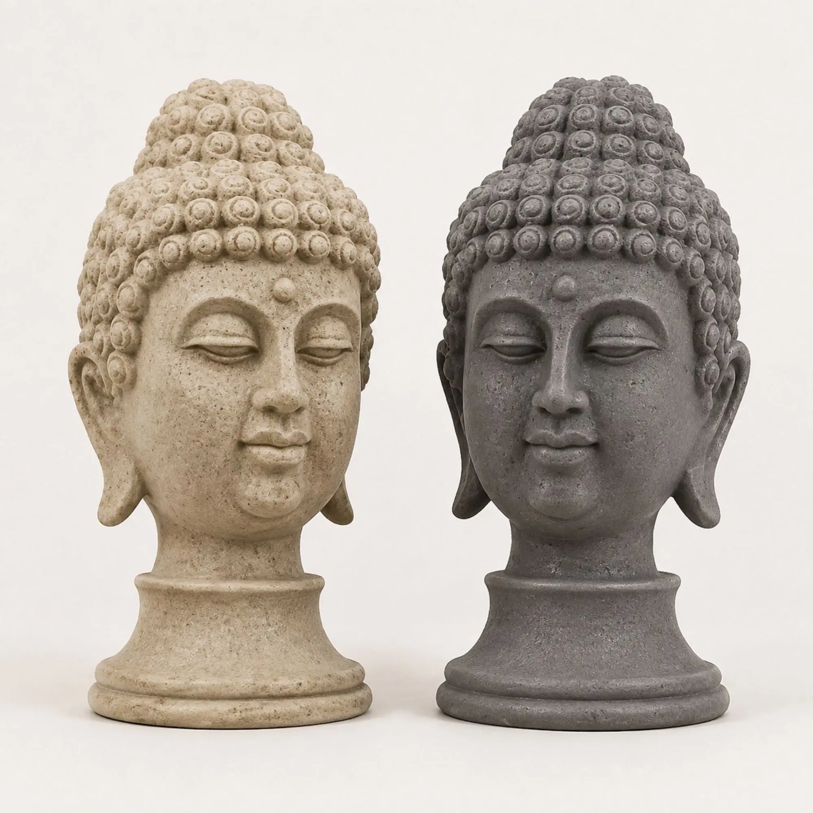 Statues têtes de Bouddha en résine de 33 cm en coloris sable et gris sombre sur fond blanc
