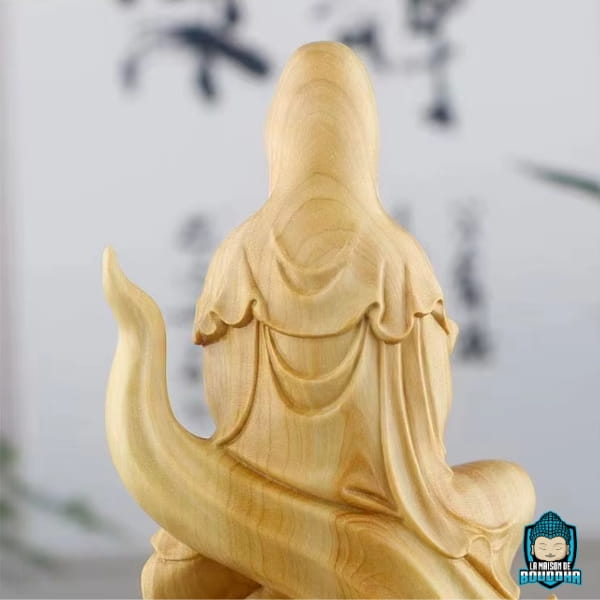 Statue-bois-Guanyin-Protectrice-des-etres-en-souffrance-photo-de-dos-haut-de-statue-La-Maison-de-Bouddha