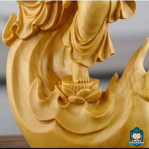 Statue-bois-Guanyin-Protectrice-des-etres-en-souffrance-photo-du-bas-de-la-statue-La-Maison-de-Bouddha