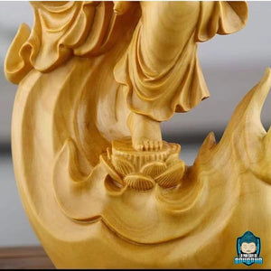 Statue-bois-Guanyin-Protectrice-des-etres-en-souffrance-photo-du-bas-de-la-statue-La-Maison-de-Bouddha