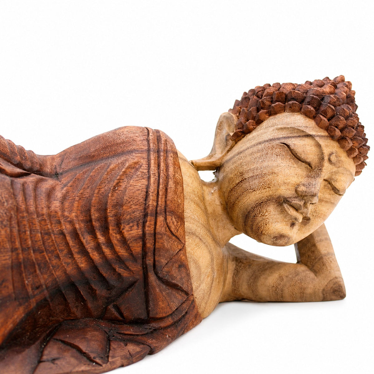 Gros plan sur le visage sculpté de la statue Bouddha allongé en bois de Suar