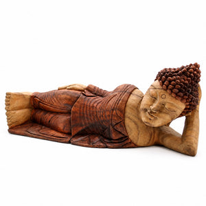 Vue rapprochée de la statue Bouddha allongé en bois de Suar sculptée à la main de 50 cm