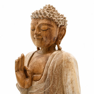 Gros plan sur le visage de la statue Bouddha assis Vitarka Mudra en bois de Suar blanchi