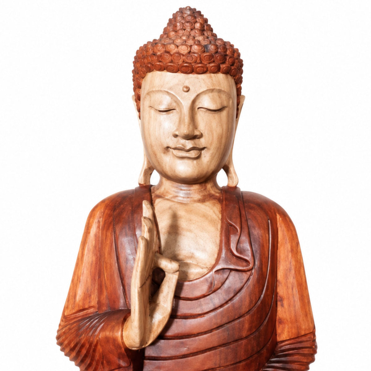 Gros plan sur la tête, le buste et le Vitarka Mudra de la statue Bouddha en bois de Suar de 60 cm