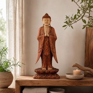 Statue Bouddha debout Namasté en bois de Suar de 100 cm dans une décoration intérieure naturelle
