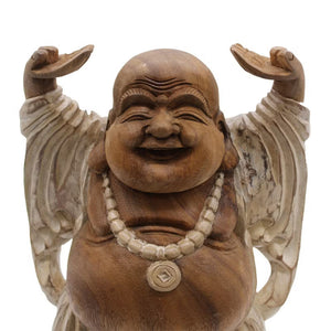 Gros plan du visage souriant de Budai sculpté en bois de Suar