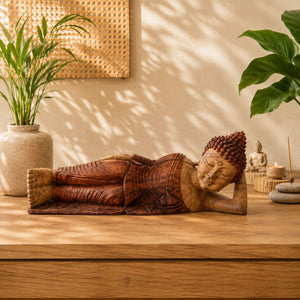 Statue Bouddha allongé en bois de Suar de 50 cm dans une décoration intérieure zen