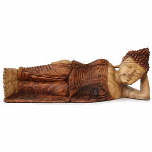 Statue Bouddha allongé en bois de Suar sculptée à la main de 50 cm sur fond blanc