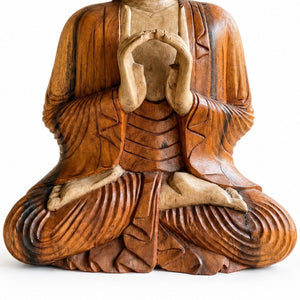 Gros plan sur les vêtements sculptés et la posture assise de la statue Bouddha en bois de Suar de 60 cm