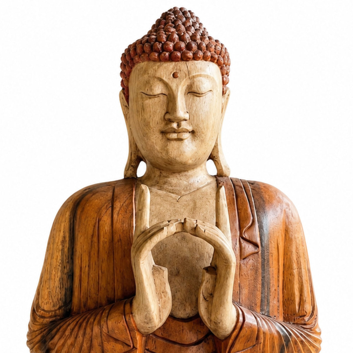 Gros plan sur le visage de la statue Bouddha assis en bois de Suar sculptée à la main