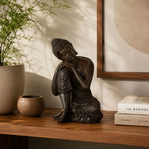 statuette Bouddha Thaï Penseur – 13 x 8 x 18 cm-sur un meuble deco-zen