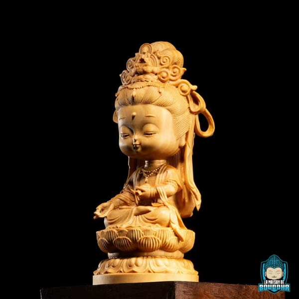 Statuette-Guanyin-kawaii-en-bois-sculpte-assis-sur-Lotus-image-de-profil-gauche-La-Maison-de-Bouddha