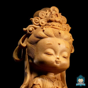 Statuette-Guanyin-kawaii-en-bois-sculpte-assis-sur-Lotus-image-détails-visage-La-Maison-de-Bouddha