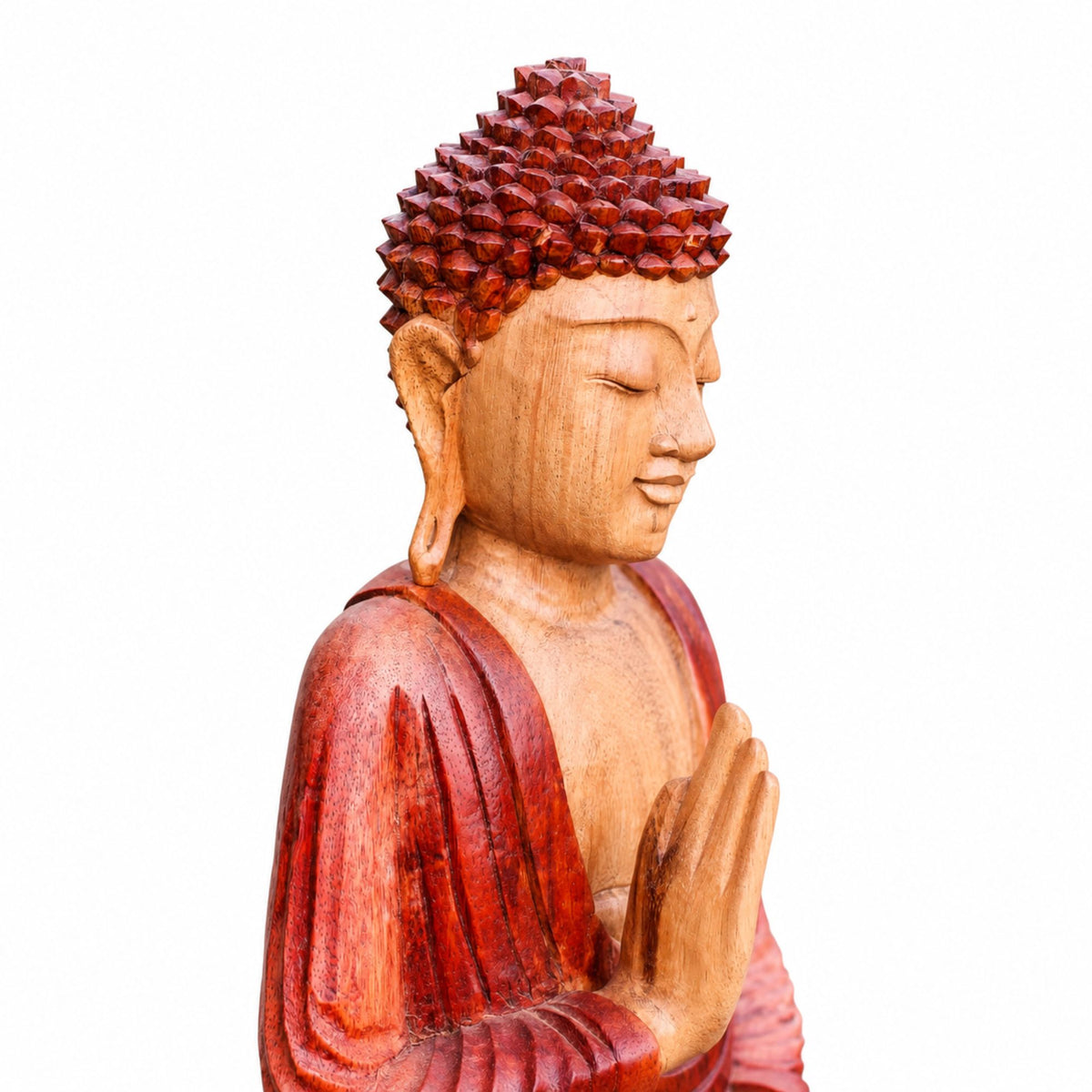 Détail du visage et du buste de la statuette Bouddha en bois de Suar vue de coté droit