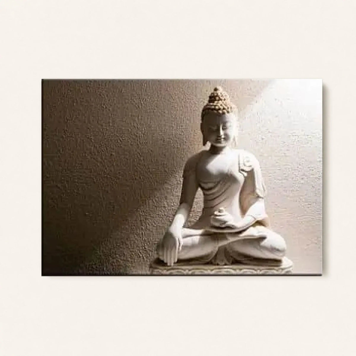 Tableau Bouddha Blanc Birman Offrande présentée sur fond ivoire uni, avec un Bouddha assis sur un décor bleu et doré