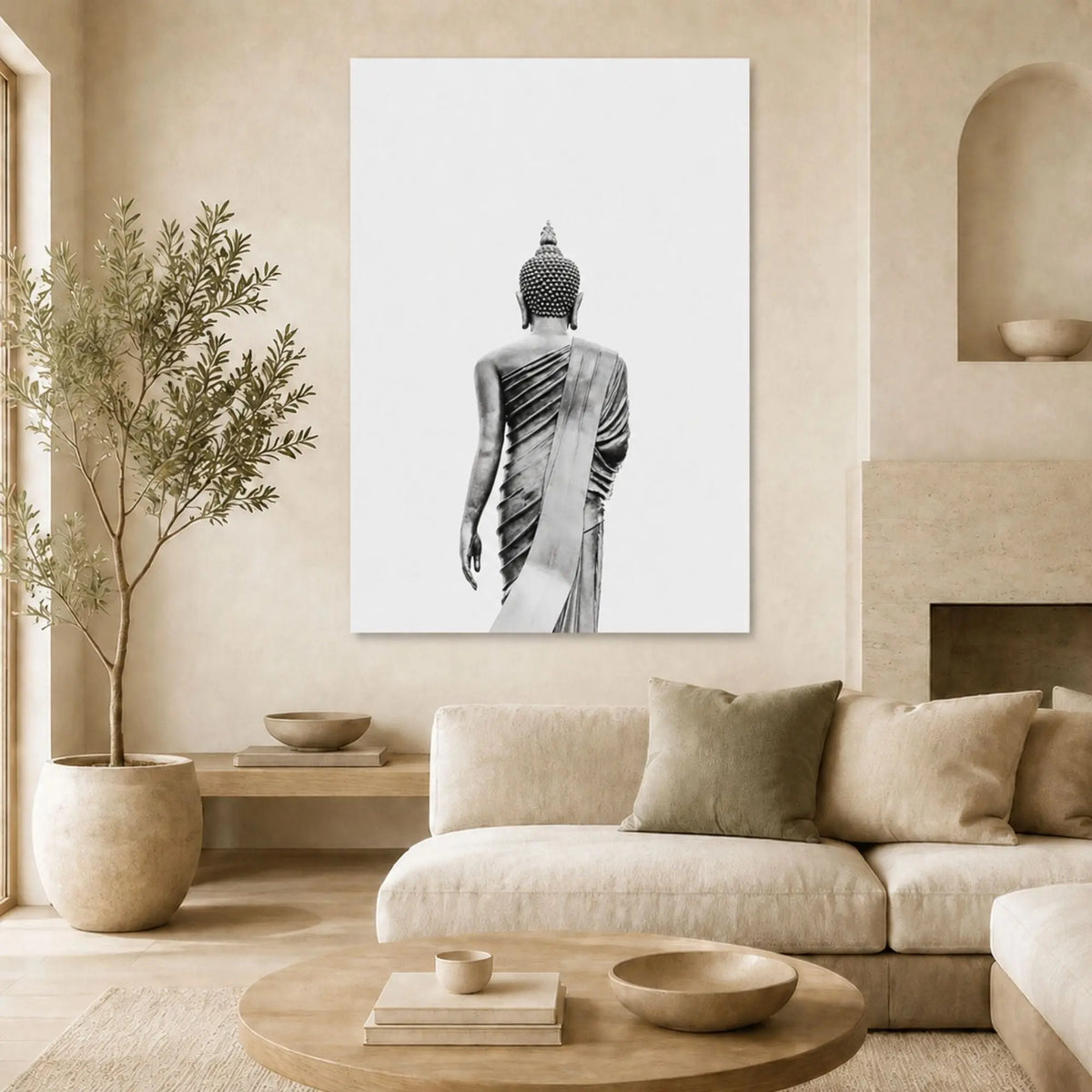 Tableau Bouddha noir et blanc représentant une statue thaïlandaise vue de dos dans un salon beige et lumineux.